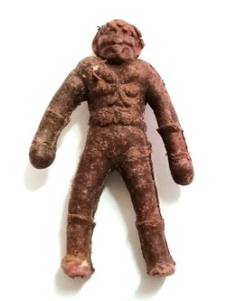 ตุ๊กตาแอ๊นท์แถมขนมถุงถั่ว เจ้าหนูซุปเปอร์แมน (บารอมวัน) ตุ๊กตุ่นแอนท์งานเก่า ราวปี 2514-15 สภาพเดิมๆ หูหักหายไปทั้งสองข้าง ไม่ค่อยเจอบ่อยนัก ขายตามสภาพ โปรดพิจารณาก่อนซื้อ