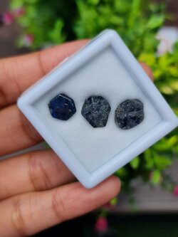 ก้อนผลึก ไพลิน ทราปิเช่ Trapiche Blue Sapphire Raw 3 ชิ้น 10.63 กะรัต พลอยแท้ อัญมณีมงคลประจําวันเกิด เครื่องประดับพลอย