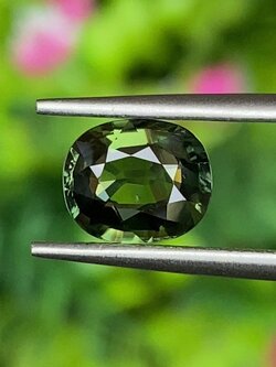 พลอย เขียวส่อง Green Sapphire 1.66 กะรัต (Cts.) ดิบ Unheated พร้อมใบเซอร์ พลอยแท้ อัญมณีมงคลประจําวันเกิด เครื่องประดับพลอย