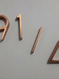 ป้ายตัวอักษรไม้พลาสวู้ด ทาสีทอง 191/49