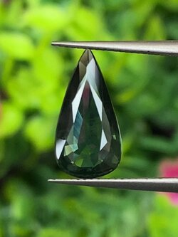 พลอย เขียวส่อง Green Sapphire 2.00 กะรัต (Cts.) พลอยแท้ อัญมณีมงคลประจําวันเกิด เครื่องประดับพลอย