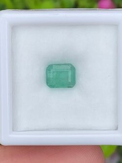 พลอย มรกต Natural Emerald แซมเบีย 0.99 กะรัต (Cts.) พลอยแท้ อัญมณีมงคลประจําวันเกิด เครื่องประดับพลอย