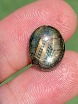 พลอย แบล็ค กรีน สตาร์ แซฟไฟร์ Black Star Sapphire 13.10 กะรัต (Cts.) ดิบ Unheated พลอยแท้ อัญมณีมงคลประจําวันเกิด เครื่องประดับพลอย