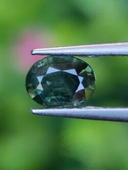 พลอย เขียวส่อง Green Sapphire 0.63 กะรัต (Cts.) ดิบ Unheated พลอยแท้ อัญมณีมงคลประจําวันเกิด เครื่องประดับพลอย