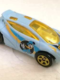 ของสะสม รถเหล็ก ฮอทวีลส์ สีฟ้าลายโดนัลด์ ดั๊ก **ไม่มีแพ็คโปรดตรวจสอบทุกภาพ Die cast blue car from Hotwheels, Donald duck printed