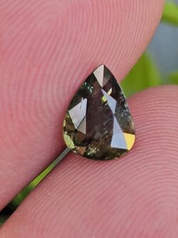 พลอย เขียวส่อง Green Sapphire 1.33กะรัต (Cts.) ดิบ (Unheated) พลอยแท้ อัญมณีมงคลประจําวันเกิด เครื่องประดับพลอย