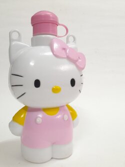 กระติกน้ำพลาสติกรูปคิตตี้ Hello Kitty ไม่เคยใช้ ขนาดตามรูป ตีเป็นสภาพมือสอง มีรอยบ้าง มีปั๊ม