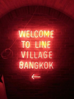 ป้ายไฟนีออนดัด. Welcom to line viuage bangkok