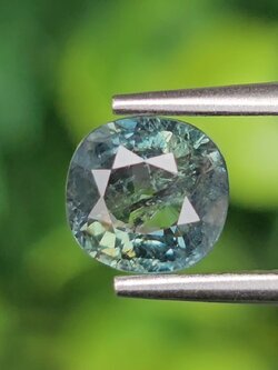 พลอย เขียวส่อง Green Sapphire 1.31 กะรัต (Cts.) ดิบ (Unheated) พลอยแท้ อัญมณีมงคลประจําวันเกิด เครื่องประดับพลอย