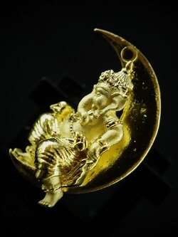 พระพิฆเนศน้อย ประทับจันทร์ รหัส 3 เนื้อสัมฤทธิ์ชุบทองขัดเงา