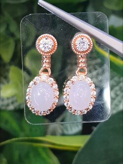 หยก พม่า แท้ Jade ต่างหูหยก (jadeite) ดิบ ไม่ผ่านการปรับปรุง (Type A) พม่า (Myanmar)