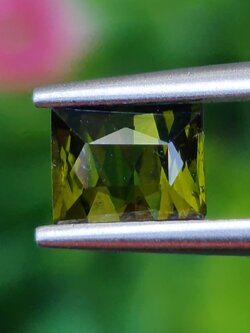 พลอย กรีน ทัวร์มารีน (Green Tourmaline) 0.98 กะรัต (Cts.) อัญมณีมงคลประจําวันเกิด เครื่องประดับพลอย