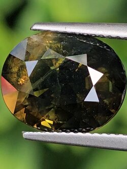 พลอย เขียวส่อง Green Sapphire 8.09 กะรัต (Cts.) พลอยแท้ อัญมณีมงคลประจําวันเกิด เครื่องประดับพลอย