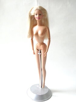 ตุ๊กตาบาร์บี้ บอดี้รุ่นเก่า หน้าสวย ผมขาวหนานุ่ม ใส่ต่างหูสีชมพู Mattel 1966 China ขายาง พับงอได้ ,มือซ้ายมีแผ่นเหล็กเล็กๆ ตามภาพ