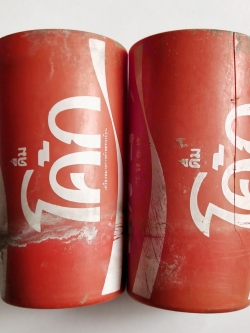 ของสะสมเก่า แก้วพลาสติกสีแดง โค้กCoca Cola Coke ซีรีย์ นานาชาติ จำนวน 2 ใบ **มีตำหนิ และมีรอยแตกตามภาพ