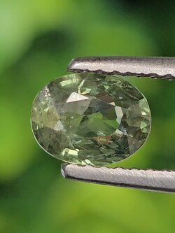 พลอย เขียวส่อง Green Sapphire 1.06 กะรัต (Cts.) พลอยแท้ อัญมณีมงคลประจําวันเกิด เครื่องประดับพลอย