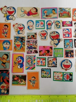 รูปลอกเก่าลายโดราเอม่อนและเพื่อน คละแบบ จำนวนตามภาพ