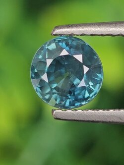 พลอย แซปไฟร์สีน้ำเงินอมเขียว Teal Sapphire 1.34 กะรัต (Cts.) พลอยแท้ อัญมณีมงคลประจําวันเกิด เครื่องประดับพลอย