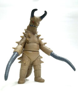 ซอฟ 4 - 4.5 นิ้ว สัตว์ประหลาดคูดอน จากอุลตร้าแมน แจ๊ค มือสอง สภาพดี มีรอยบ้าง