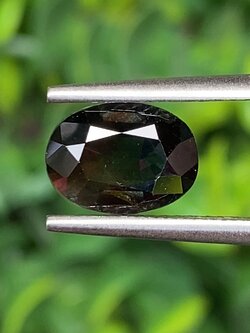 พลอย เขียวส่อง Green Sapphire 2.16 กะรัต (Cts.) ดิบ Unheated พลอยแท้ อัญมณีมงคลประจําวันเกิด เครื่องประดับพลอย