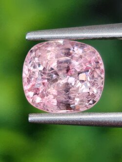 พลอย สปิเนล (Spinel) 1.59 กะรัต (Cts.) ดิบ (Unheated) พลอยแท้ อัญมณีมงคลประจําวันเกิด เครื่องประดับพลอย