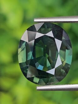 พลอย เขียวส่อง Green Sapphire 8.45 กะรัต (Cts.) พลอยแท้ อัญมณีมงคลประจําวันเกิด เครื่องประดับพลอย