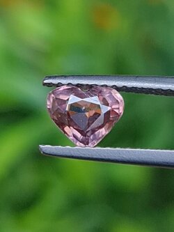 พลอย พัดพารัดชา Padparadscha Sapphire 1.04 กะรัต (Cts.) ดิบ (Unheated) พลอยแท้ อัญมณีมงคลประจําวันเกิด เครื่องประดับพลอย