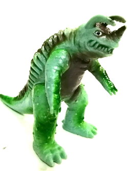 ซอฟ5.5-6นิ้ว สัตว์ประหลาด* มีรอยตำหนิเป็นรอยปากกาที่ใต้ฝ่าเท้า, เนรองก้า bandai kaiju จากภาพยนตร์อุลตร้าแมนคนแรก ตัวนี้เป็นซอฟเก่า ปี 1983 สภาพเก่าเก็บสะสมหายาก เป็นbandai japan