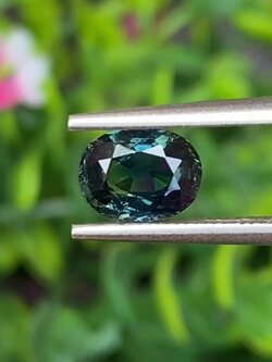 พลอย เขียวส่อง Green Sapphire 1.34 กะรัต (Cts.) ดิบ (Unheated) พลอยแท้ อัญมณีมงคลประจําวันเกิด เครื่องประดับพลอย