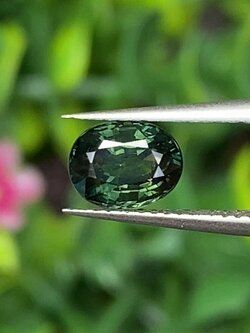 พลอย เขียวส่อง Green Sapphire 1.05 กะรัต (Cts.) พลอยแท้ อัญมณีมงคลประจําวันเกิด เครื่องประดับพลอย