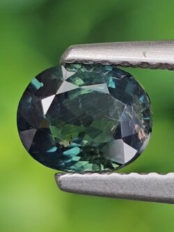 พลอย เขียวส่อง Green Sapphire 1.04 กะรัต (Cts.) พลอยแท้ อัญมณีมงคลประจําวันเกิด เครื่องประดับพลอย