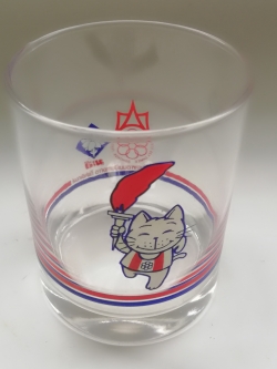 ของเก่าสะสม แก้วน้ำของสะสมจากนมตรามะลิ เครื่องดื่มอาหารนมเป็นทางการ กีฬาซีเกมส์ SEA GAMES BANGKOK 1985 ลายแมววิ่งถือคบเพลิง เส้นผ่าศุนย์กลางประมาณ 7 CM. ความสูงประมาณ 9 CM.