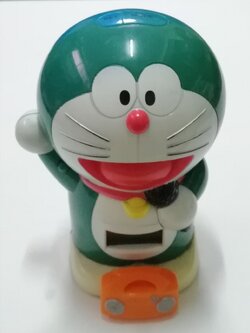 **มือ2 มีตำหนิตามภาพ, ของสะสมโดราเอม่อน เคยใช้เป็นเครื่องรับวิทยุ มีสีต่างกันทั้งตัวตามภาพ **ไม่สามารถใช้เป็นวิทยุได้