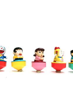 ของสะสมโดเรม่อน ลูกข่างจิ๋ว โดราเอมอน ขนาด 2 นิ้ว ประกอบด้วย โดราเอมอน, โนบิตะ, โดเรมี, ชิสุกะ และ ซุเนโอะ รวม5 ตัว สภาพดี งานหายาก