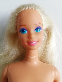 ตุ๊กตาบาร์บี้ บัลเล้ต์ Barbie หน้าวินเทจ ผมบลอนด์หนานุ่ม ขาสีขาว รองเท้าบัลเล่ต์สีชมพู ยืนปลายเท้า ของแท้ แมทเทล Mattel 1966 * มีตำหนิที่คอ และมีสีเปื้อน บริเวณขา ตามภาพ