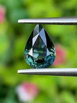 พลอย แซปไฟร์สีน้ำเงินอมเขียว Teal Sapphire 1.38 กะรัต (Cts.) ดิบ Unheated พร้อมใบเซอร์ พลอยแท้ อัญมณีมงคลประจําวันเกิด เครื่องประดับพลอย