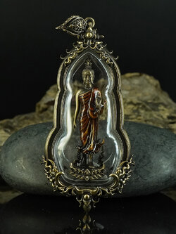 พระพุทธศิริสุขมั่นคงทรัพย์พร้อมเลี่ยมกรอบ รหัส 4 เนื้อบรอนซ์นอกรมซาตินลงยาจีวร