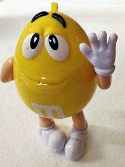 ของสะสม ตุ๊กตา M&M สีเหลือง**ตาขาวมีรอนถลอก ด้านหลังเปิดได้ ใช้เก็บห่อขนม สูง5นิ้ว กว้างจากแขนซ้ายถึงแขนขวา 3นิ้วสภาพใหม่