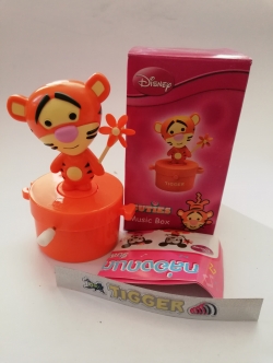 กล่องดนตรี ไม่มีสติ๊กเกอร์ ***ไม่เช็คระบบว่าใช้งานได้หรือไม่ เพราะสภาพเก่าเก็บ หลายปีแล้ว Disney, Cutie Music Box-เสือน้อย Tigger จากเรื่อง Winnie the Pooh ของสะสมจาก 7-11