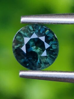 พลอย เขียวส่อง (Green Sapphire) 1.23 กะรัต (Cts.) พลอยแท้ อัญมณีมงคลประจําวันเกิด เครื่องประดับพลอย