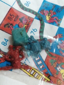 เกมกระดาษ งูไต่กระได รุ่นเก่า ตัวเดินและลูกเต๋า เป็นตุ๊กตุ่นพลาสติก ของเก่าหายาก ยังไม่แกะสภาพเดิมๆ มี2แบบ