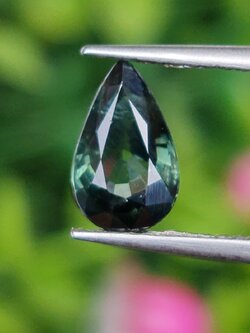 พลอย เขียวส่อง Green Sapphire 1.12 กะรัต (Cts.) ดิบ Unheated พลอยแท้ อัญมณีมงคลประจําวันเกิด เครื่องประดับพลอย