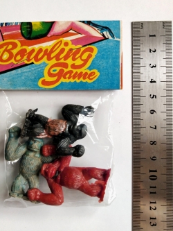 ของเล่นเก่า ของสะสมเรโทร ตุ๊กตุ่นคิงคองพลาสติกท่าทางต่างๆในแพ็คเก่าเดิมๆ แพ็คละ 3 ตัว สีแดง-ดำ-เทา