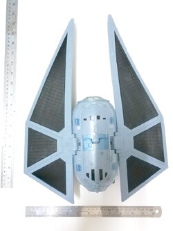 ของเล่น สตาร์วอส์ ยาน TIE STRIKER จาก สตาร์ วอส์ ROUGE ONE ขนาดใหญ่ ตามรูป สามารถเล่นกับฟิกเกอร์ 3.75 ได้ ในภาพคือ แถม TIE FIGHTER PILOT (นักยินยานไท้) ให้1ตัว ของครบ ปืนครบ ตัวยานมีจรวด1นัด และกดด้านหลังปรับมุมยกปีกลดระดับได้ กระจก COCKPIT เปิดปิดได้ เอา