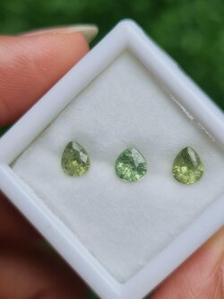 พลอย ดีแมนทรอยด์ การ์เน็ต Demantoid Garnet 1.18 Cts. 3 เม็ด (Pcs.) ดิบ Unheated พลอยแท้ อัญมณีมงคลประจําวันเกิด เครื่องประดับพลอย