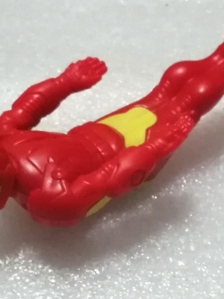 โมเดล ไออ้อนแมนท่าเหาะ pull back **มีตำหนิ โปรดตรวจสอบทุกภาพ, Pull back model "Iron Man"