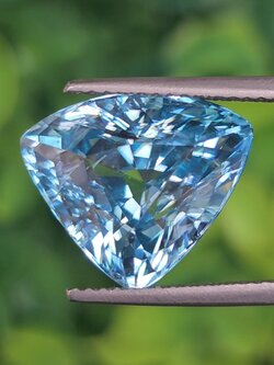 พลอย เพทาย Natural Zircon 11.26 กะรัต (Cts.) พลอยแท้ อัญมณีมงคลประจําวันเกิด เครื่องประดับพลอย