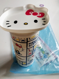 แก้วน้ำคิตตี้สีขาวพร้อมจานรอง ของสะสมจาก7-11 Hello Kitty, Sanrio รูปคิตตี้ในกรอบสี่เหลี่ยม **ถุงชำรุด ***ไม่มีส้อม
