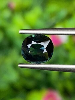 พลอย เขียวส่อง Green Sapphire 1.12 กะรัต (Cts.) ดิบ Unheated พลอยแท้ อัญมณีมงคลประจําวันเกิด เครื่องประดับพลอย