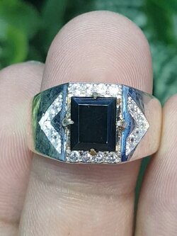 หยก พม่า แท้ Jade แหวนหยก หยกส่องเขียว (ฺBlack jadeite) ดิบ (Size) 58 ไม่ผ่านการปรับปรุง (Type A) พม่า (Myanmar)